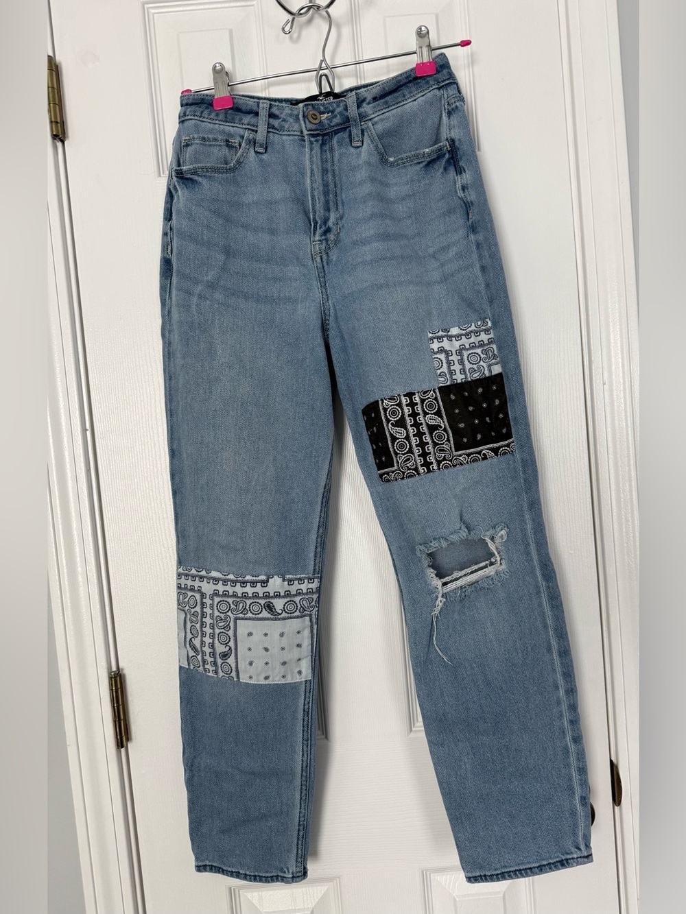 Hollister Ultra High Rise Mom Jeans 1R W25 Y2K Bandana Patchwork Distressed